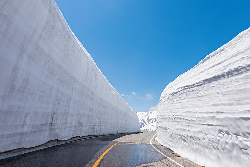 ▲立山黑部雪之大谷的雪牆，往往可達到十幾公尺。（圖／五福旅遊提供）