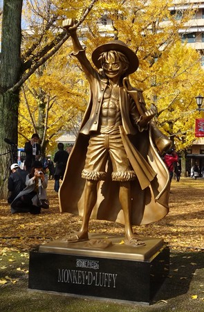 ▲熊本打造「魯夫銅像」紀念魯夫捐8億。（圖／翻攝自推特／熊本市）