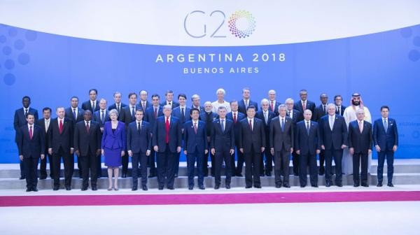 ▲▼當地時間11月30日，G20領導人峰會在阿根廷布宜諾斯艾利斯舉行，習近平與各國領導人合影。（圖／新華社）
