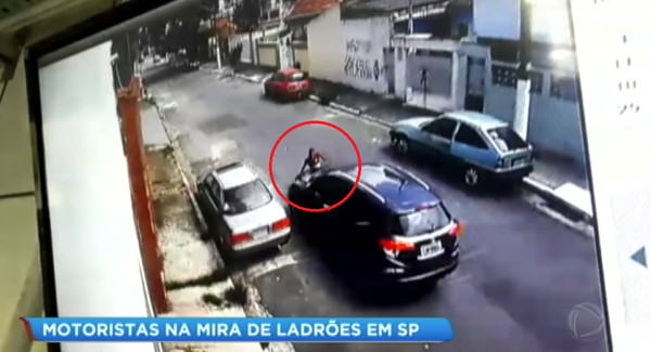 ▲巴西搶匪被車輾過。（圖／翻攝自youtube）