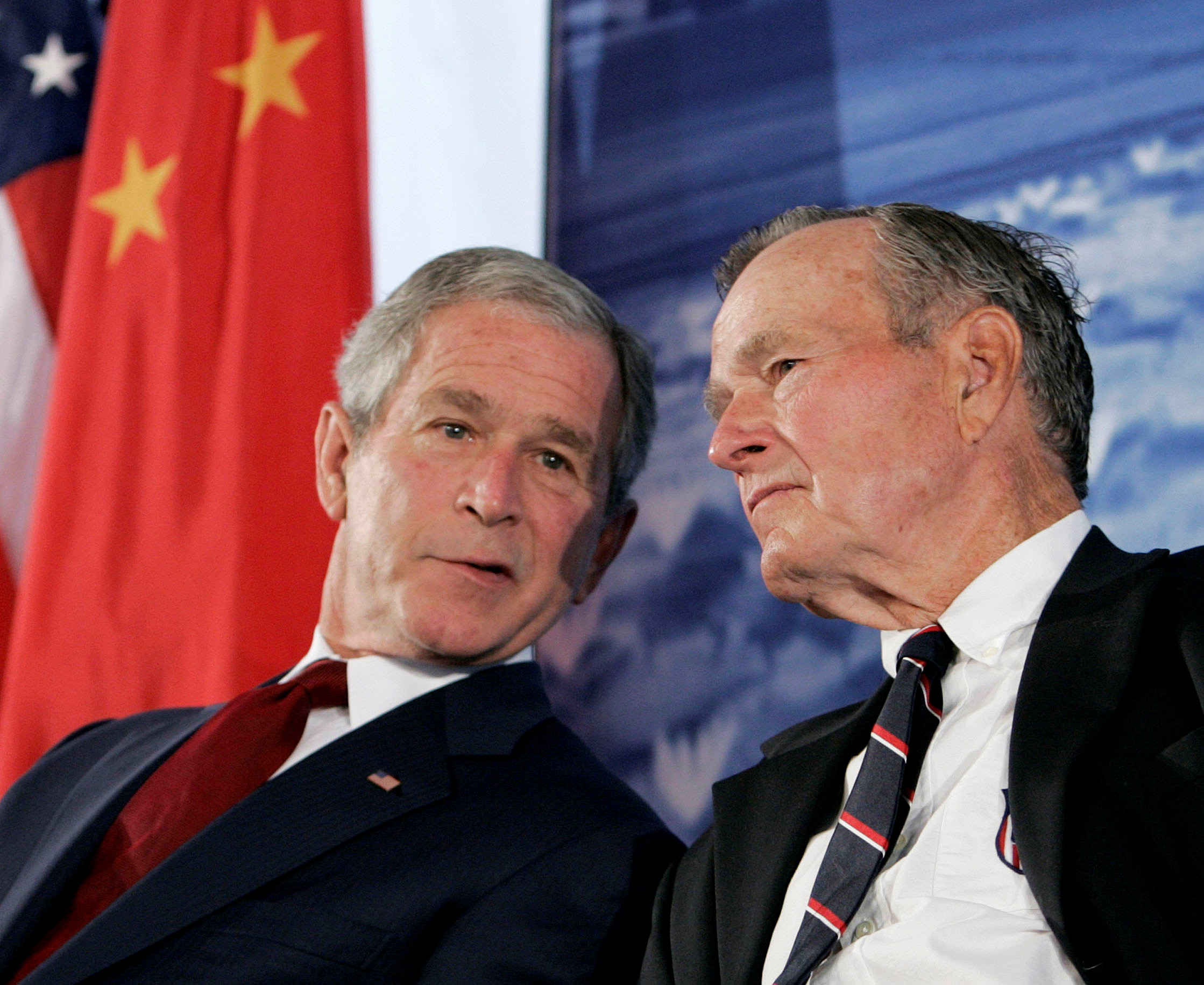 ▲美國前總統老布希（George H.W. Bush）和小布希（George W. Bush）談話。（圖／路透社）