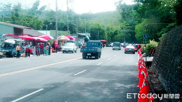 ▲台三線上道路兩旁停滿了車，攤販也隨處可見，成為美中不足的地方。（圖／記者黃孟珍攝）