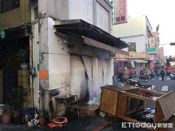 ▲在網路爆紅的台南市中西區一家厚鬆餅店傳出火警，台南市消防局據報火速到場搶救，火勢10分鐘就撲滅，幸無人員受傷。（圖／記者林悅翻攝，下同）