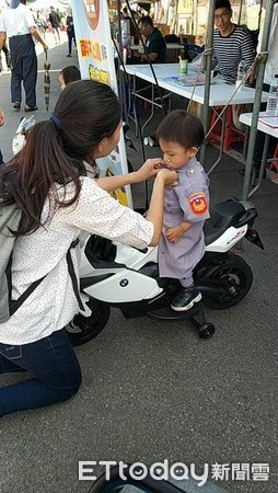 ▲桃園花彩節蘆竹場警民互動「扮波麗士」，宣導犯罪防治。（圖／蘆竹警分局提供）