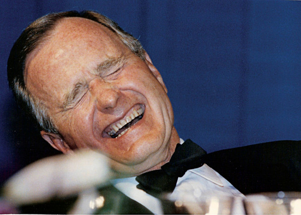 ▲美國前總統老布希（George H.W. Bush）大笑。（圖／路透社）