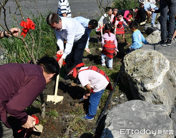 ▲▼宜蘭縣政府在大同鄉寒溪村農民活動中心舉辦大同地區植樹宣導活動，讓大家種下希望的樹苗，再現寒溪櫻花風情。（圖／記者游芳男翻攝，下同）