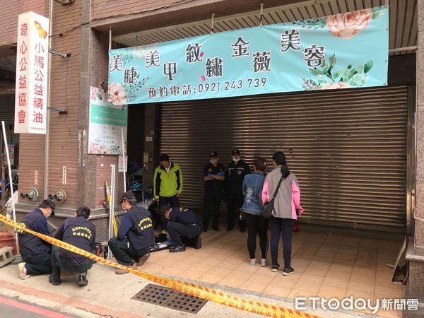 ▲台南市安平區平通路一家美睫店，遭歹徒持槍射擊，市警四分局封鎖採證，在現場發現鐵門上13個彈孔，拾獲13顆彈殼，並策動吳、莊姓及連姓等男子，攜帶2把改造手槍投案。（圖／記者林悅攝）