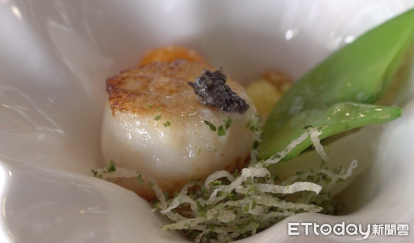 ▲摩天輪的干貝是採用現煎法製作             。（圖／記者吳奕靖攝）