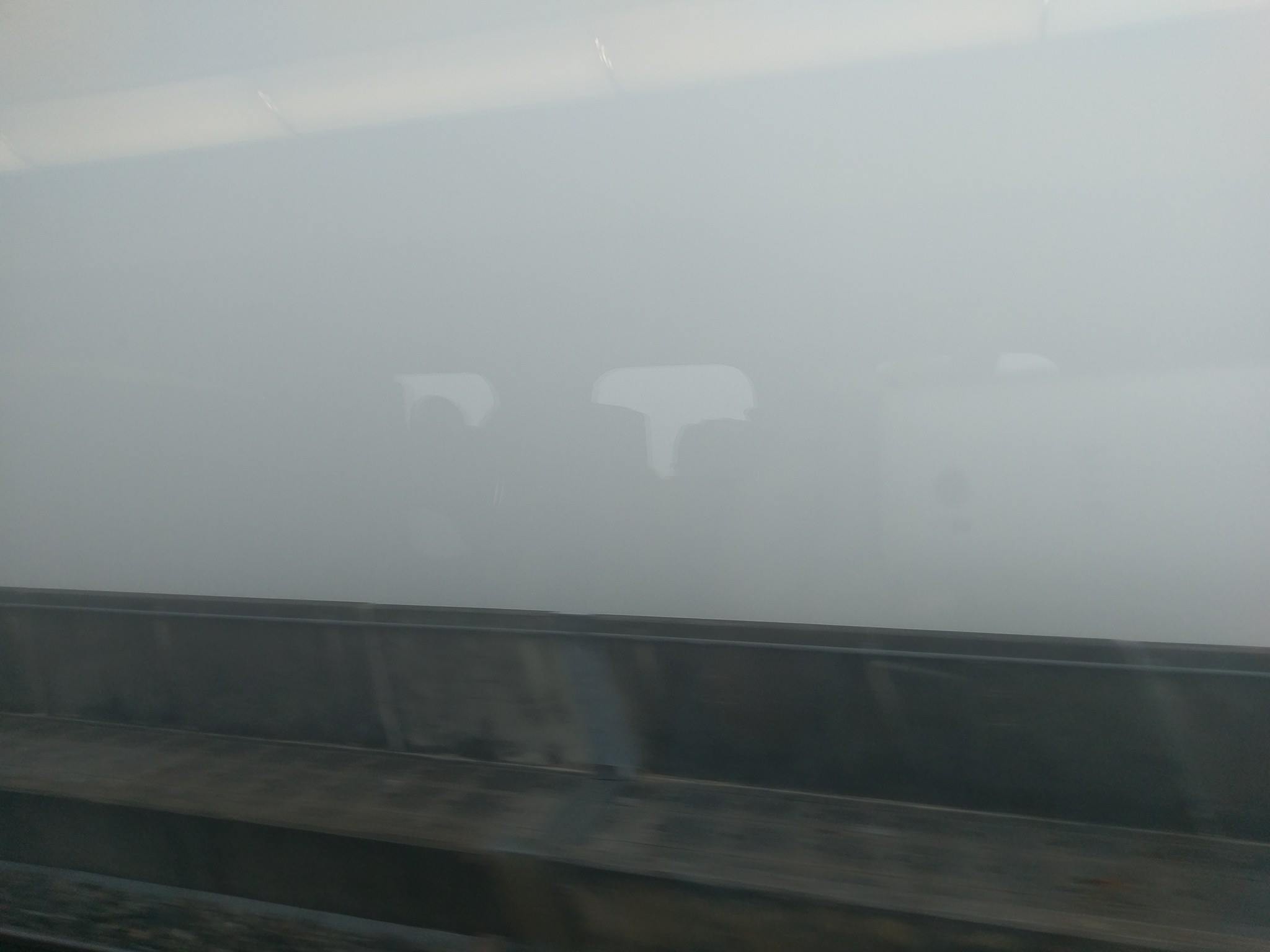 ▲▼台南往嘉義的高鐵上，窗外一片白茫茫，好誇張。（圖／翻攝南部反空汙大聯盟）