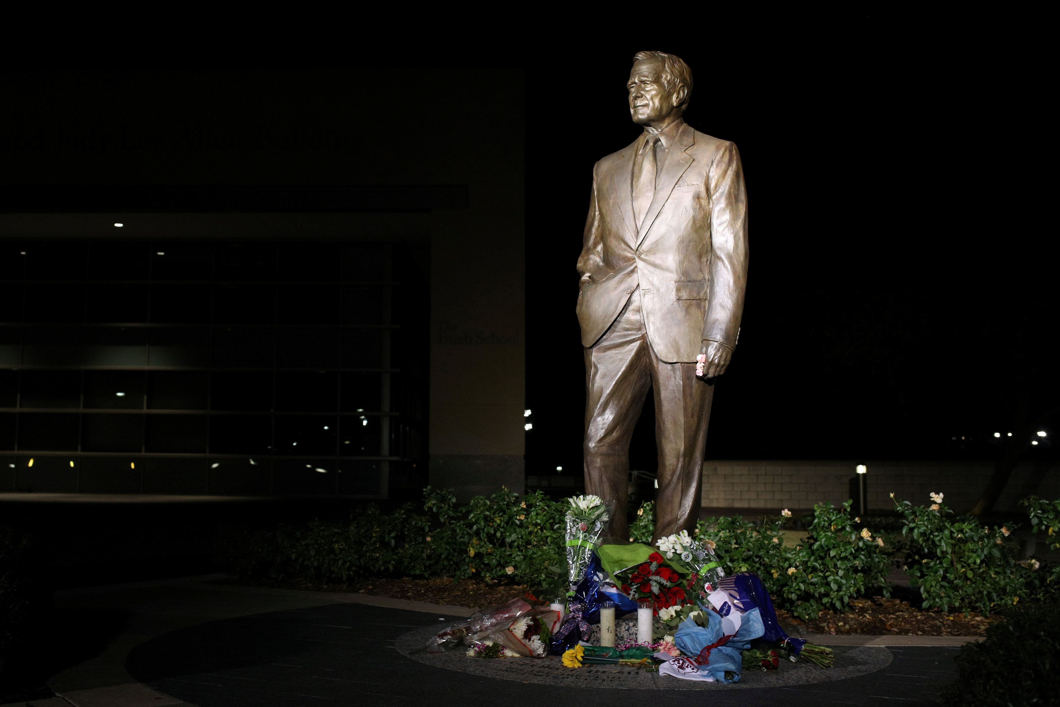 ▲▼民眾前往喬治·布希總統圖書館暨博物館（George Bush Presidential Library and Museum），在老布希的雕像前獻花。（圖／路透社）