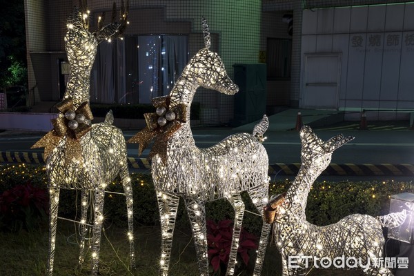 ▲基督教醫院台南新樓醫院，於馬雅各醫師紀念銅像前方花園舉行『救主聖誕點燈感恩禮拜』為今年的聖誕樹綻亮主燈，歡迎民眾來賞燈。（圖／記者林悅翻攝，下同）