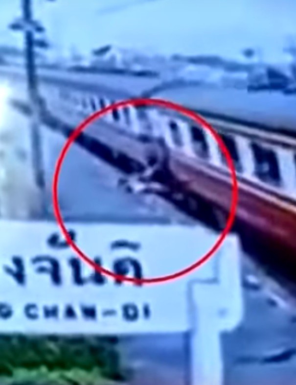 ▲泰國母女墜火車，媽媽被拖行後輾壓慘死。（圖／翻攝自thairath）