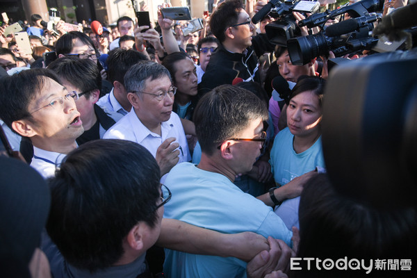 ▲▼台北市長柯文哲出席謝票園遊會，受到大量民眾熱情迎接。（圖／攝影組攝）