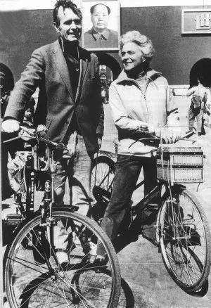 ▲老布希與妻子在北京天門城樓前騎著單車合照。（圖／翻攝自新浪網）