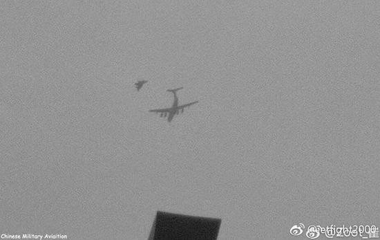 ▲網友拍到疑似是殲-20演練空中加油的畫面。（圖／翻攝自新浪軍事）