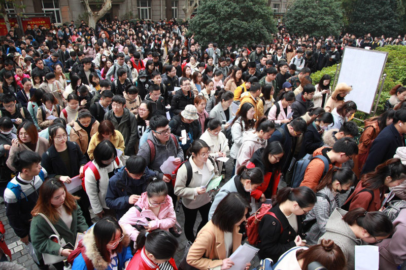 ▲圖為南京林業大學考場，眾多考生排隊進入考場。（圖／翻攝自新華社）