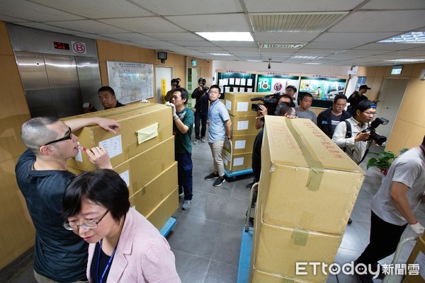 ▲▼台北市長選舉驗票,票箱進入驗票會場。（圖／記者季相儒攝）