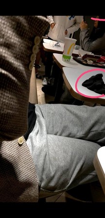 女網友麥當勞遇到失控哥，脫襪子擺桌上。（圖／翻攝自Facebook／爆料公社）