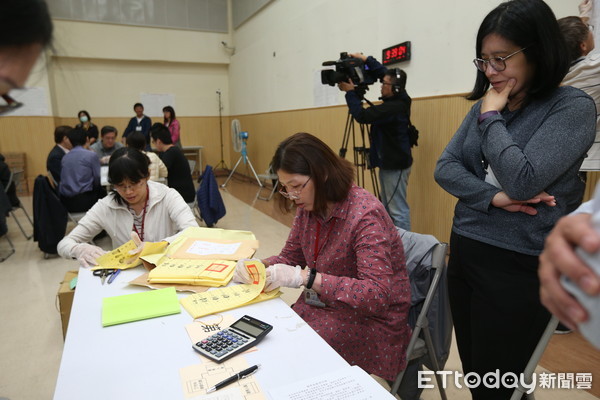 ▲▼台北市長選舉驗票,驗票中心驗票畫面。（圖／台北市攝影記者聯誼會提供）