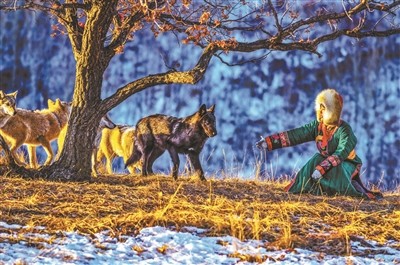 ▲周鑫月與她養的狼。（圖／翻攝自北青網）
