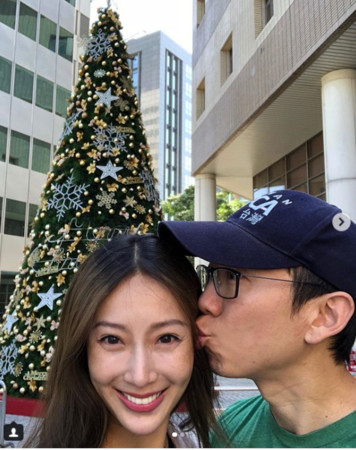 隔天，他在Instagram曬出親吻隋棠臉龐的放閃照，夫妻倆站在聖誕樹前留下合影，格外具有紀念意義。