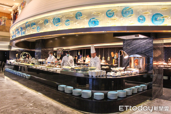 ▲漢來海港高雄創始店全面升級不加價　取餐攻略看這裡。（圖／記者黃士原攝）