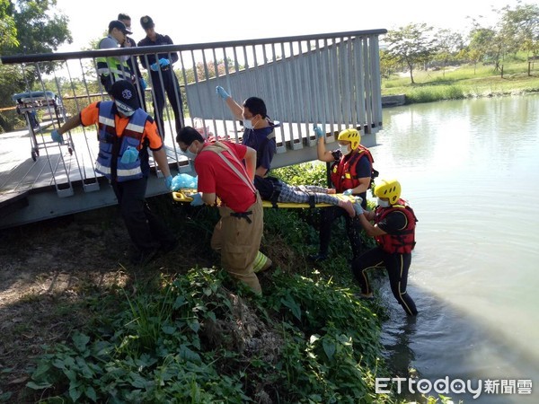 ▲79歲癌婦疑久病厭世，在台南市東區巴克禮公園投水身亡，消防人員協助打撈上岸。（圖／記者林悅翻攝，下同）
