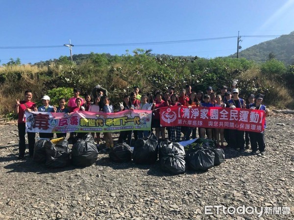 ▲海巡淨灘動起來　維護海洋一條心。（圖／記者陳崑福翻攝）