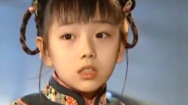 胡雅斯已於10月剃度出家，法號宏行。她4歲出道拍廣告，12歲在《還珠格格2》扮演小鴿子，和女主角趙薇有眾多對手戲。