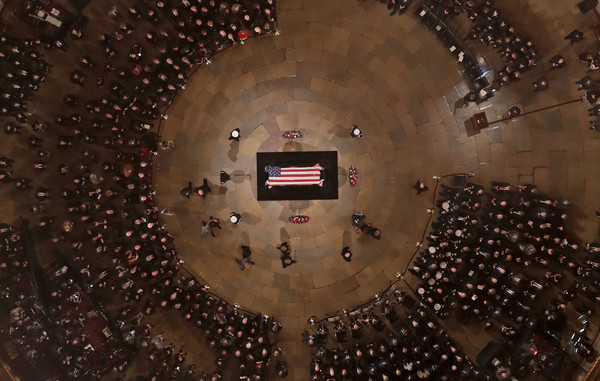 ▲▼美國前總統老布希的棺木正於國會圓形大廳開放民眾致意，葬禮將於周三在國家大教堂舉行。（圖／路透）
