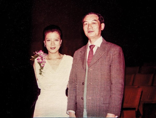 李以敏（左）大學時主修鋼琴，舉辦畢業演奏會時，父親（右）西裝筆挺帶著全家人前來參加。（李以敏提供）
