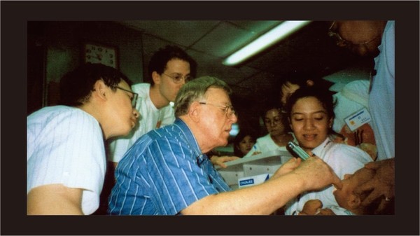 ▲▼1998年，羅慧夫醫師率領用愛彌補義診團至越南義診。（圖／羅慧夫基金會提供）