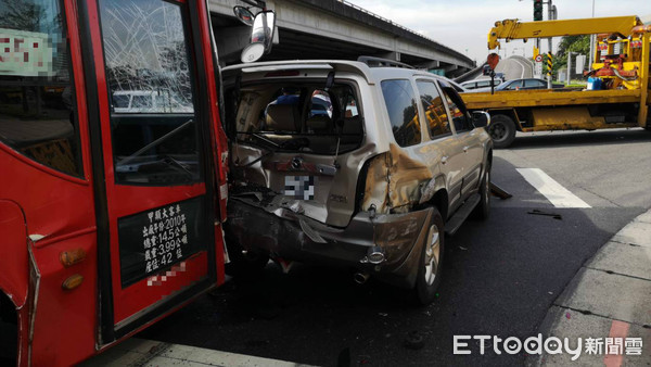 ▲▼     福和客運煞車失靈連撞六車        。（圖／記者黃彥傑攝）