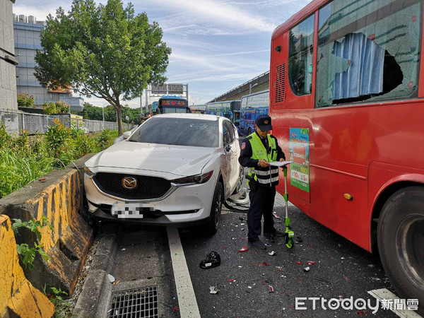 ▲▼     福和客運煞車失靈連撞六車        。（圖／記者黃彥傑攝）