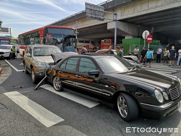 ▲▼   福和客運煞車失靈連撞六車    賓士      。（圖／記者黃彥傑攝）