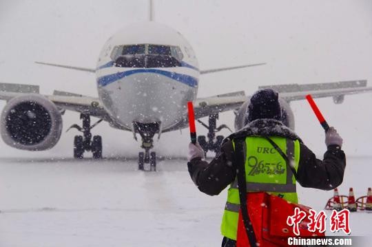 ▲▼烏魯木齊國際機場降下大雪。（圖／中新網）