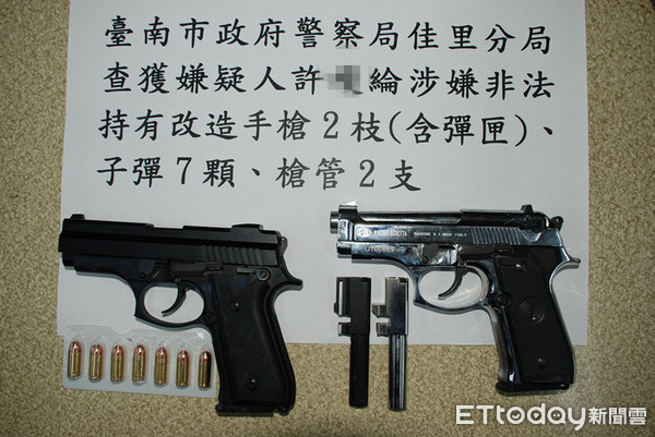 ▲台南市善化分局警方查獲許姓毒嫌，起獲2把改告手槍及子彈。（圖／記者林悅翻攝，下同）