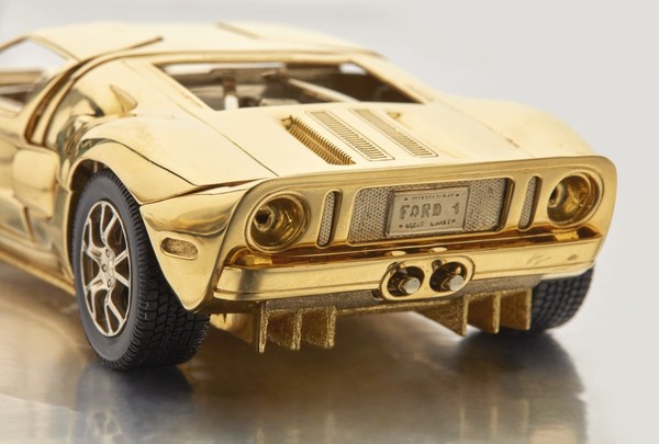 ▲18K純金GT跑車模型蘇富比拍賣，230萬結標。（圖／翻攝蘇富比，以下同）