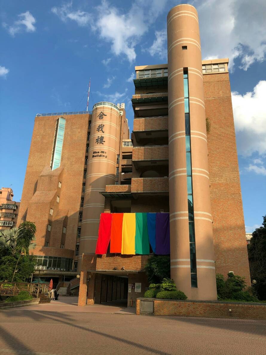 ▲▼世新大學性別研究所學生在舍我樓掛上彩虹旗。（圖／讀者提供）