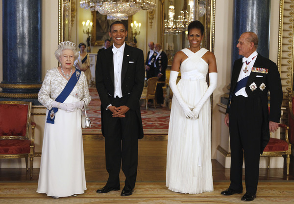 ▲▼美國前總統歐巴馬與妻子來到白金漢宮，會面女王伊莉莎白二世及菲利普親王。（圖／達志影像／美聯社）