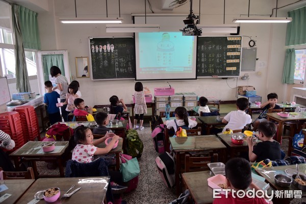 ▲物盡其用　屏東大學捐贈教學設備給瑞光國小             。（圖／記者陳崑福翻攝）