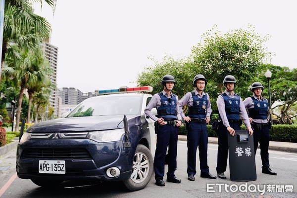 ▲▼蘆洲警方執行防搶演練，鴛鴦搶匪持槍挾持人質。（圖／記者陳豐德翻攝）