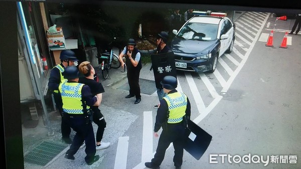 ▲▼淡水警進行防搶演練。（圖／記者陳豐德翻攝）