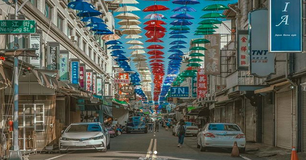 ▲高雄後驛商圈雨傘街。（圖／攝影師Hu Chiye提供IG：a.h_memoirs，請勿隨意翻拍，以免侵權。）