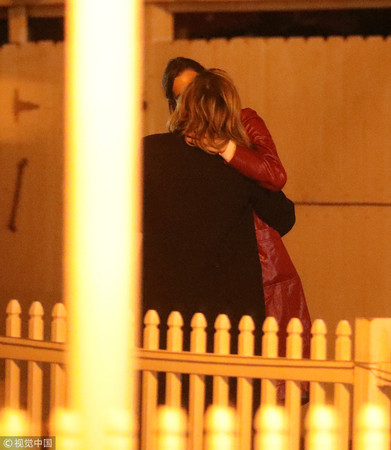 「超殺女」克蘿伊摩蕾茲（Chloe Grace Moretz）和凱特哈里森（Kate Harrison）接吻。（圖／CFP）
