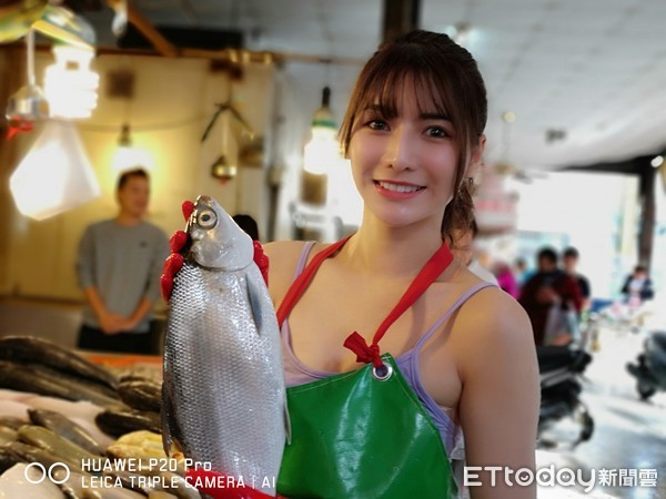 ▲▼網紅賣魚正妹阿澎，在彰化社頭市場自家魚攤幫忙。（圖／記者唐詠絮攝，以下同）