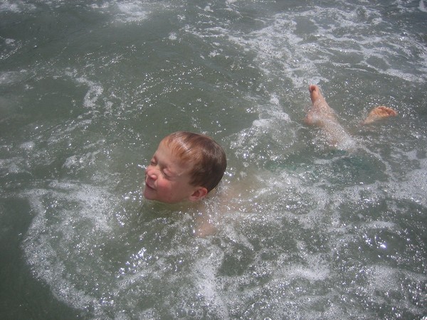 ▲5歲孩子遭父親丟進海中「學游泳」。（示意圖／免費圖庫pixabay）
