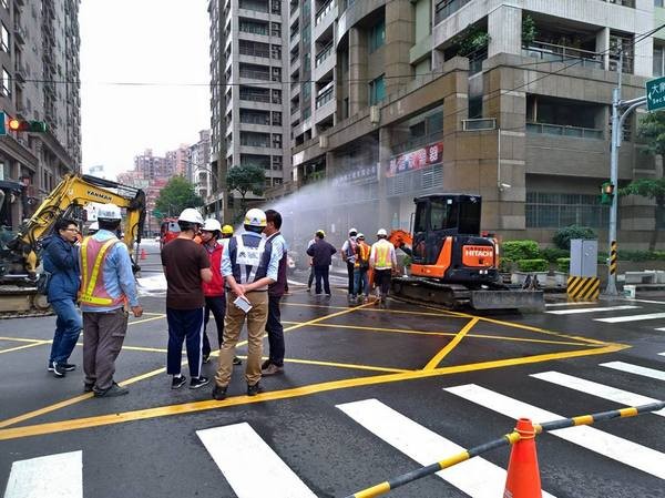 ▲桃園大業路上進行污水下水道工程，再度發生挖破瓦斯管線。