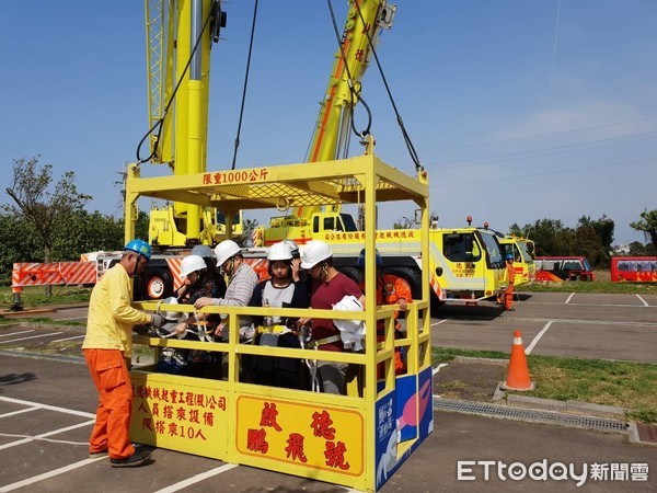 ▲車車迷請注意！來「坐吊籠昇高高」　啟德重機械展來了。（圖／記者陳凱力翻攝）