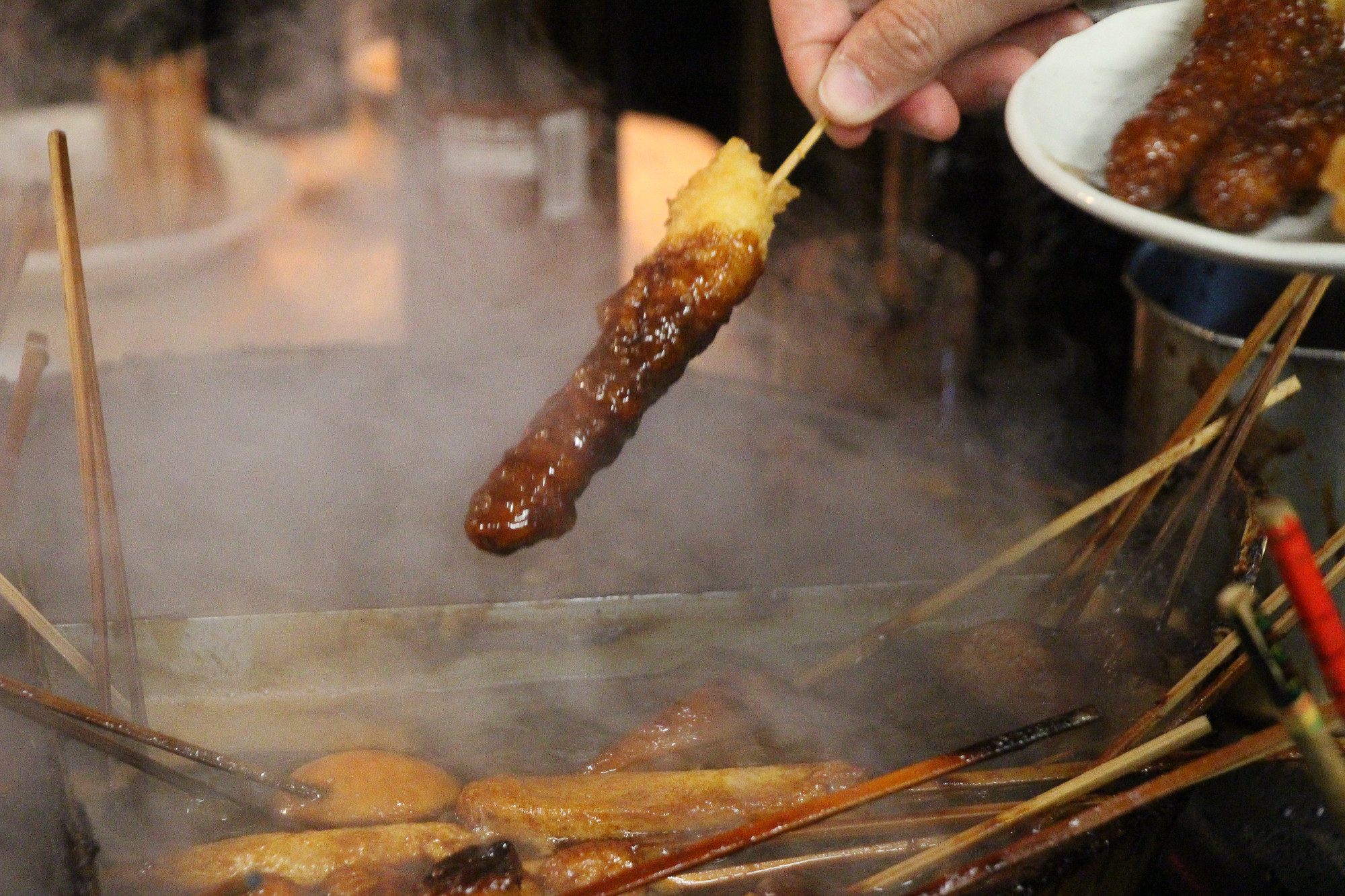 ▲一天只營業3.5小時！名古屋人氣老店吃得到味噌煮黑輪、串燒及串炸。（圖／記者黃士原攝）